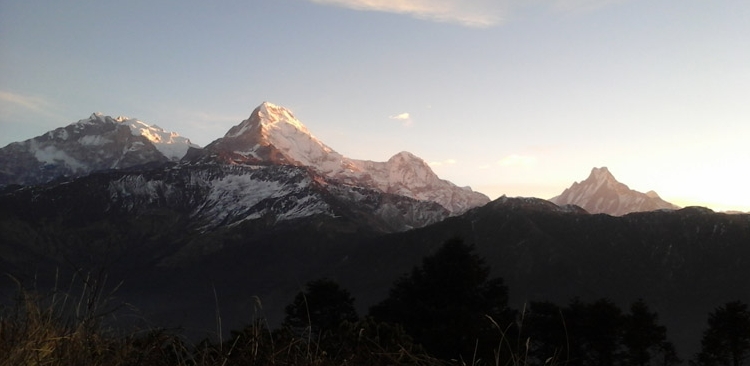 A panoramic view from Poon Hill (3200 m).
