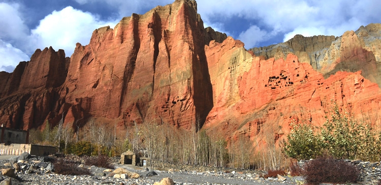 Red cliff with some troglodyte in Upper Mustang. 