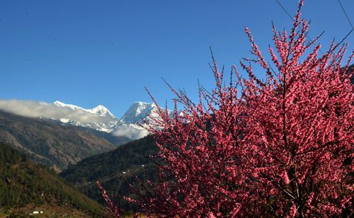 Numbur Himal view from Phaplu. 