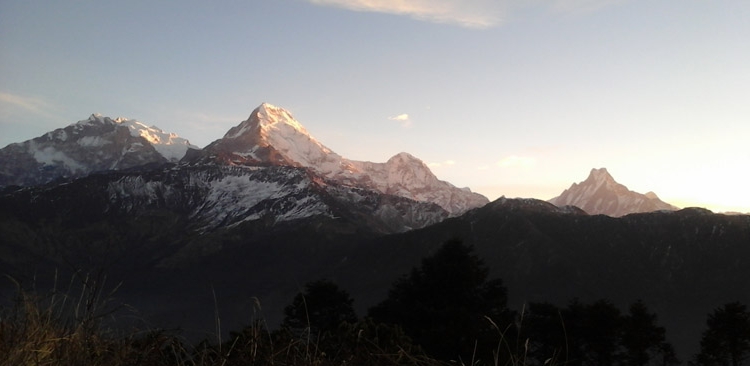 Une vue panoramic sur sud de l'Annapurna de Poon Hill (3200 m).