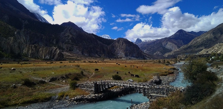 Une magnifique vue de la vallee de Manang pendant le trek tour des Annapurnas. 