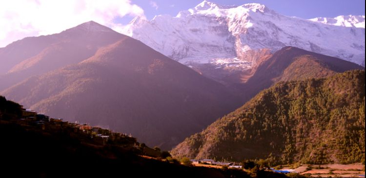 Une Belle Vue de l’Annapurna II (7937 m) et le Village Haut Pisang.  