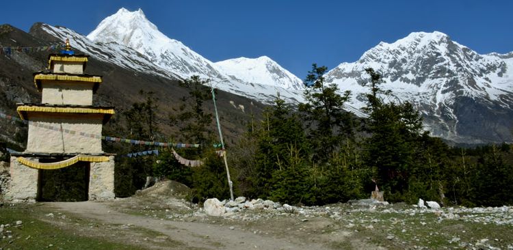 Une belle vue depuis Syalla sur le chemin du trek tour du Manaslu. 