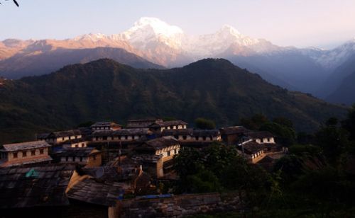 Le village Ghandruk Traditionnel Gurung Village (Ghandruk) En Arrière Avec le Massif des Annapurnas. 