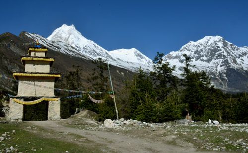 Une belle vue depuis Syalla sur le chemin du trek tour du Manaslu. 