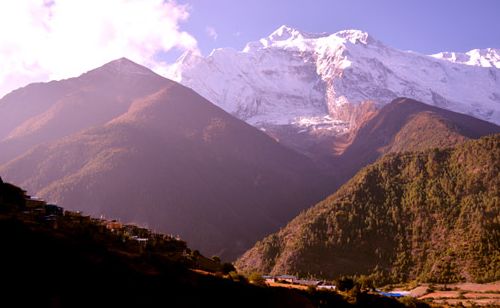 Une Belle Vue de l’Annapurna II (7937 m) et le Village Haut Pisang.  